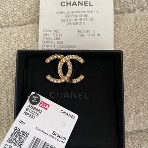 Chanel brooch with pearl